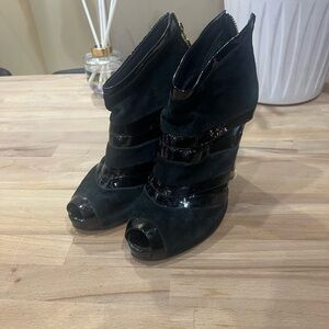 Tory Burch Jeslann Patent and Suede Peep Toe Ankle Boot size 7